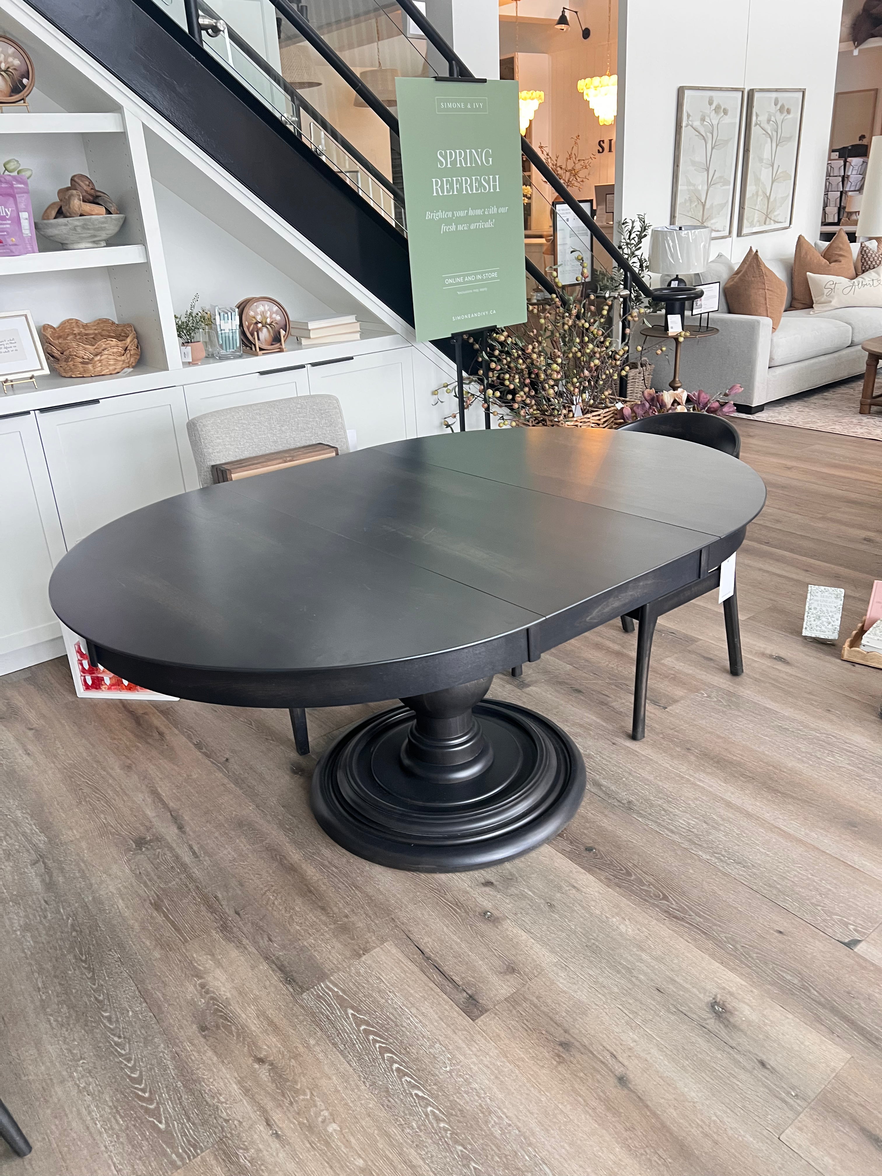Wilton Dining Table | Floormodel